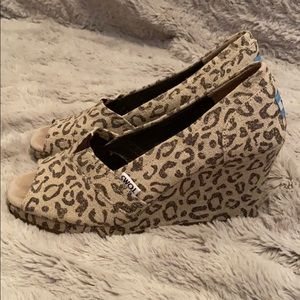 TOMS cheetah wedges 7.5